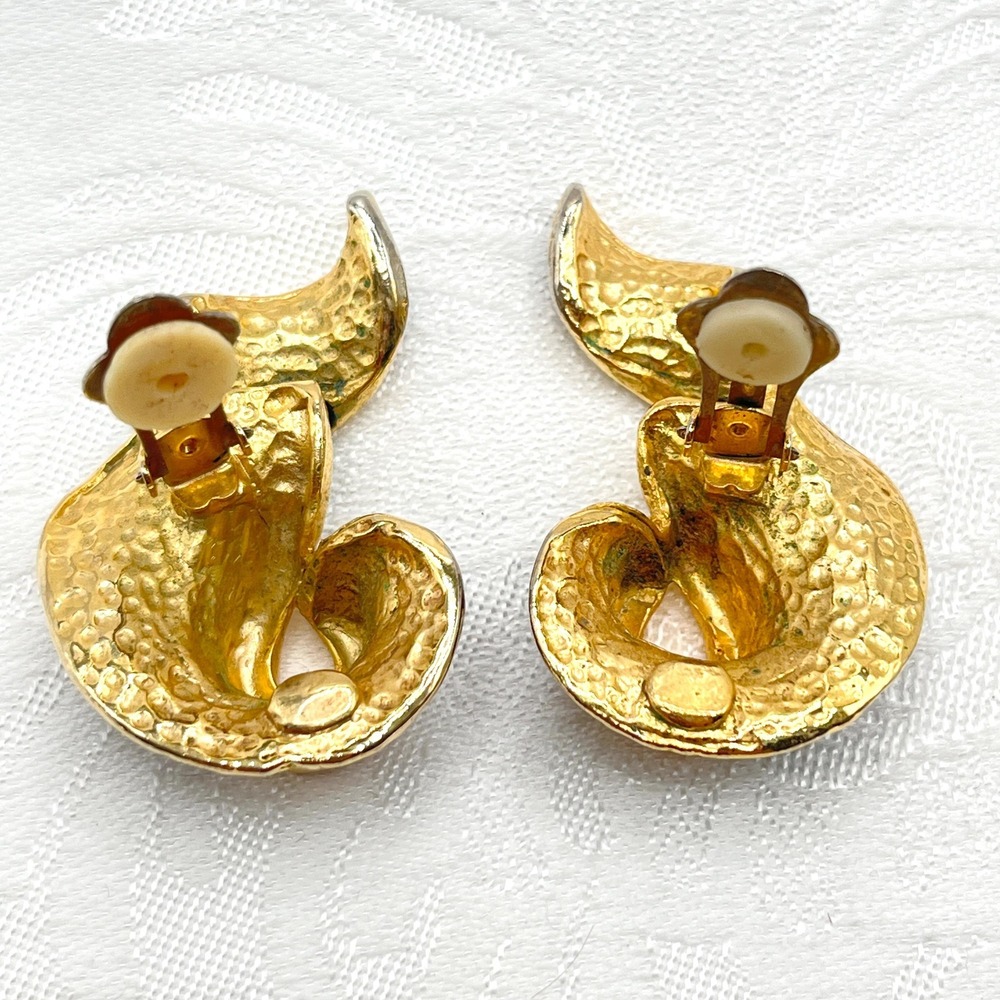Vintage Chunky Heavy 80s Ribbon Black Enamel on Gold Tone Metal Clip-On Earrings - Picture 6 of 10